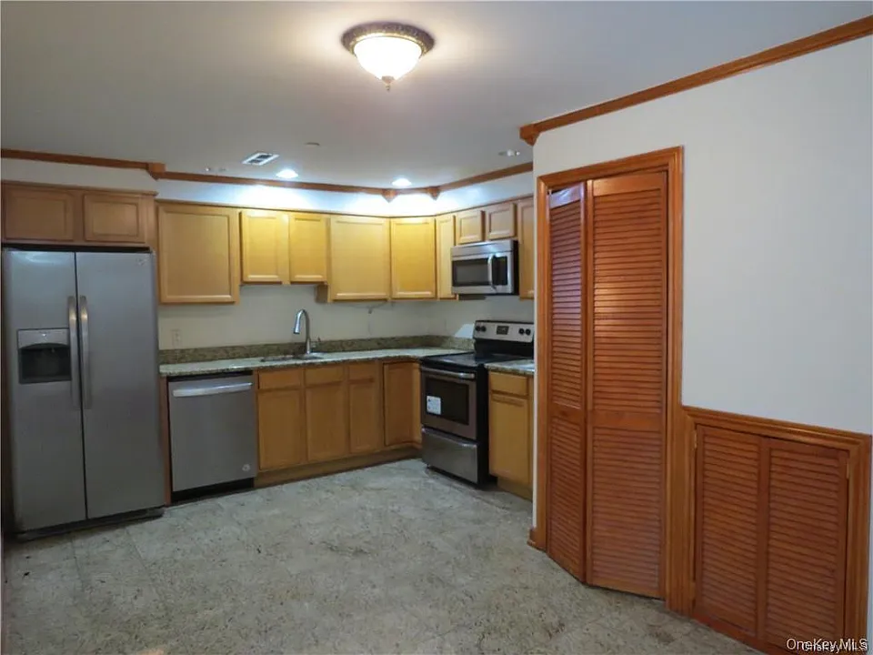 2 E Main St #5