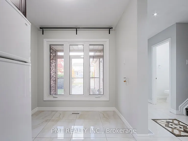 26 Granada Cres — Photo 8