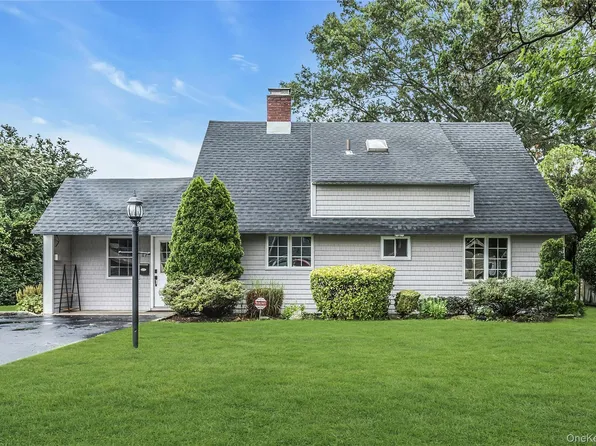 17 Giant Lane, Levittown, NY 11756