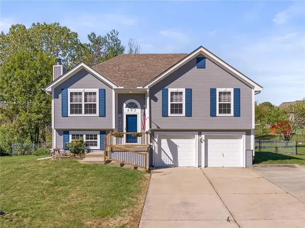 802 Meadow Ln, Raymore, MO 64083