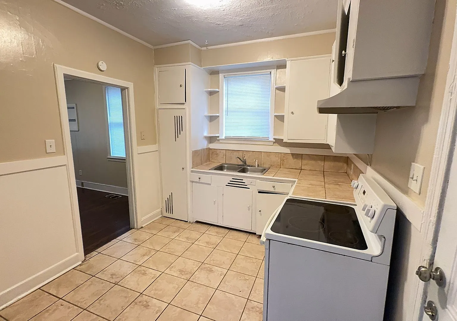Quaint 3 bed 2 bath w/ covered parking in Fondren — Photo 3