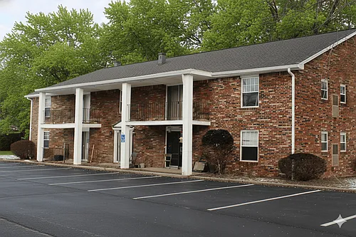 Colonial Court Apartments Photo 1