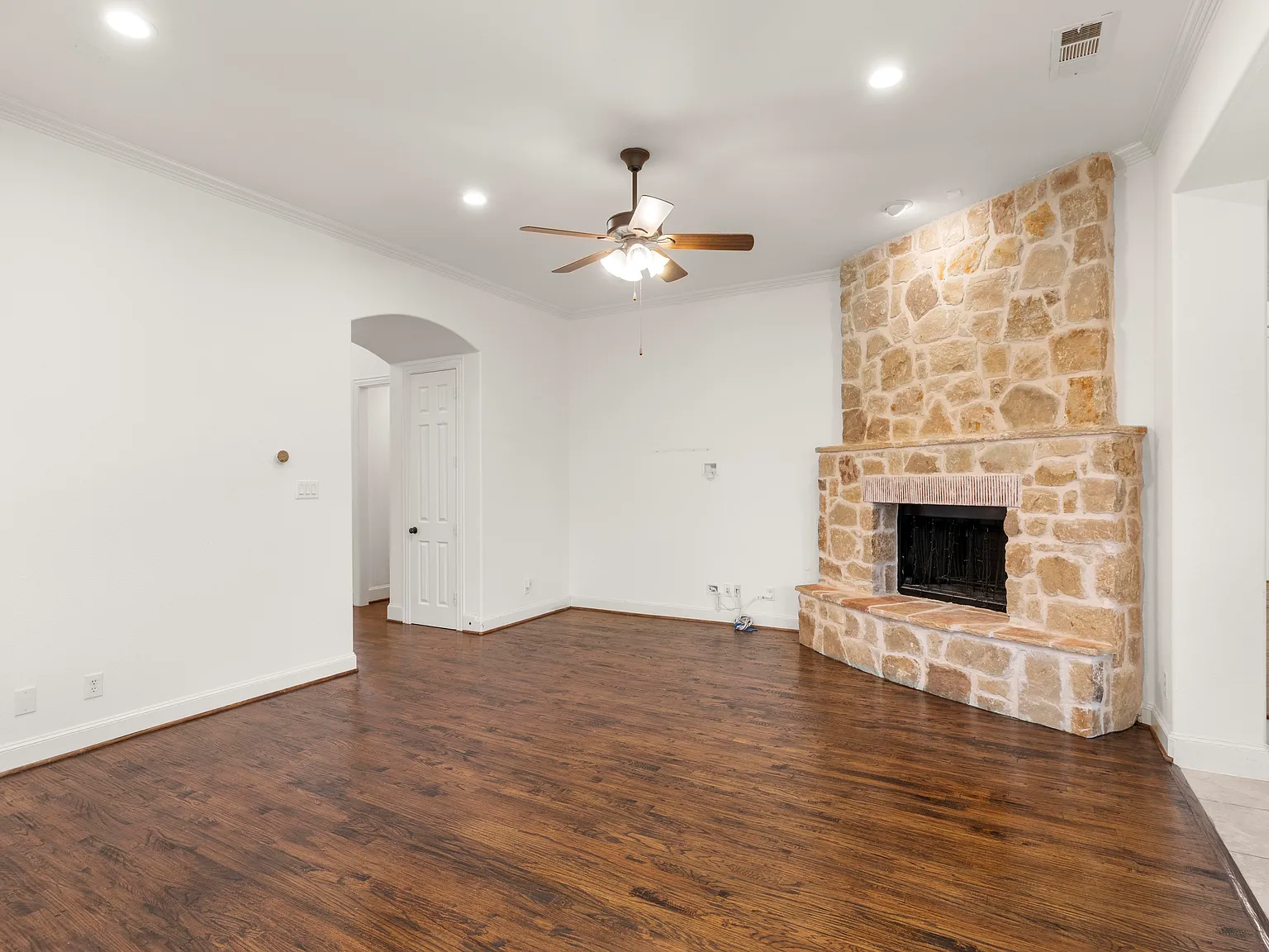 4 bed, 3628 sqft, $3,650 — Photo 2