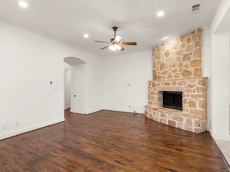 726 Sleepy Creek Dr — Photo 2