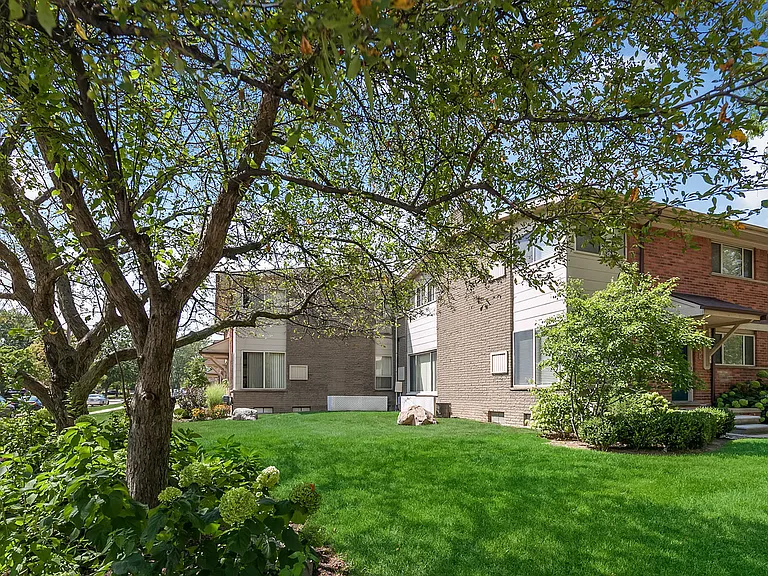 Arlington Townhomes & Apartments — Photo 14