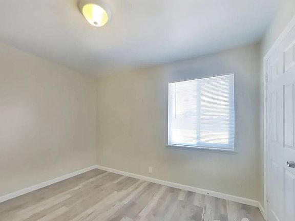 4th image of 1127 W Ovington St #6