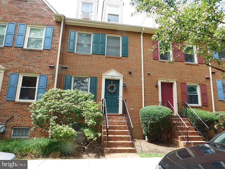 1170 N Vermont St — Photo 1