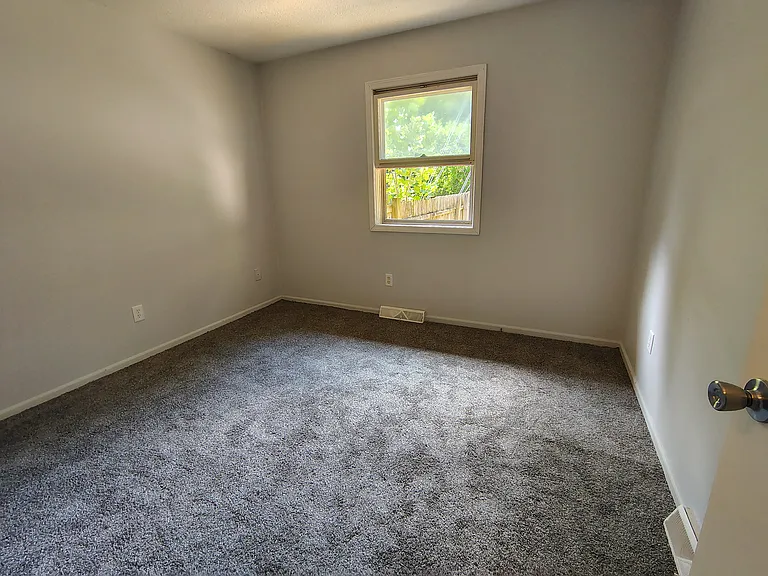 2nd Bedroom
Room for 2 twin beds.