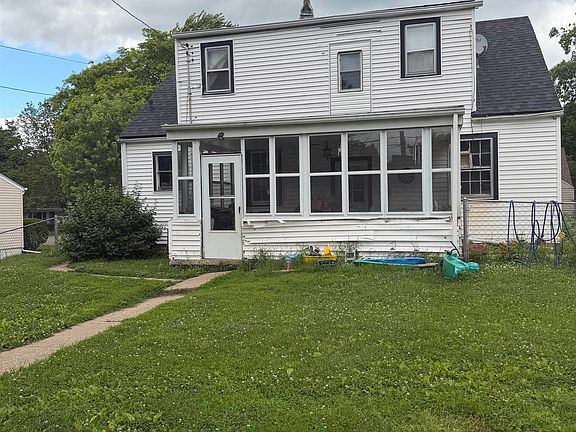 2nd image of 2924 Gladstone Ave