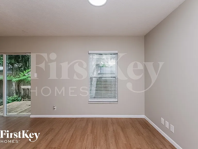 2210 Boxwood Way — Photo 2