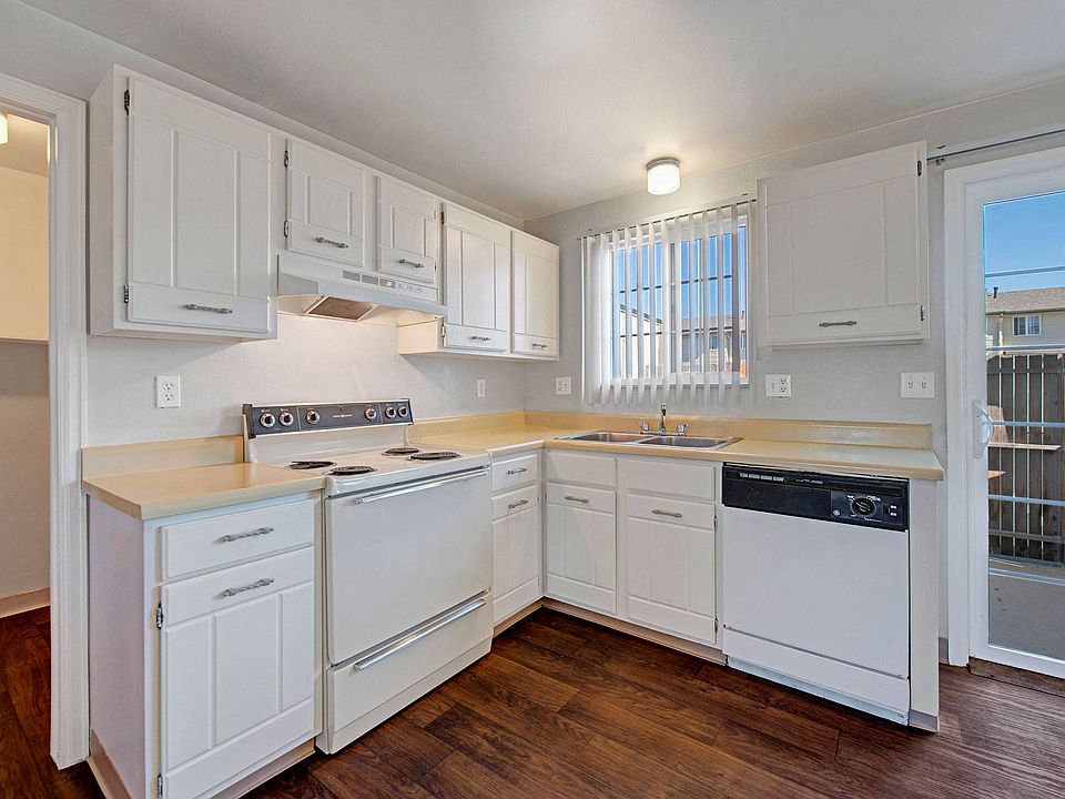 Yorkshire Square Kitchen Appliances & Counters