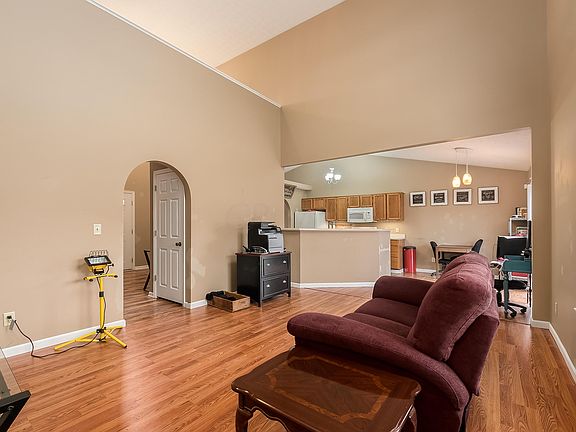 4th image of 264 Bexhill Dr