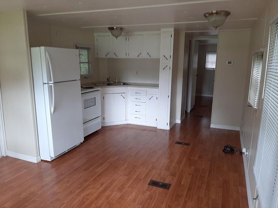 2nd image of 939 Edgehill Rd