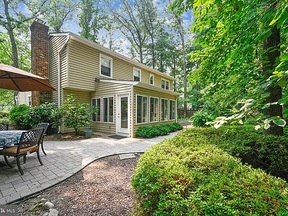 3rd image of 425 Fairford Ct