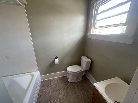 5th image of 908 Main St #201