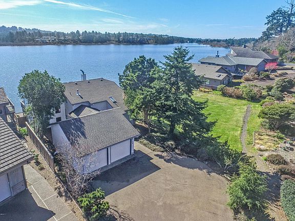 4th image of 1127 NE Aldertree Ln