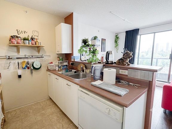 5th image of 3438 Vanness Ave #1109