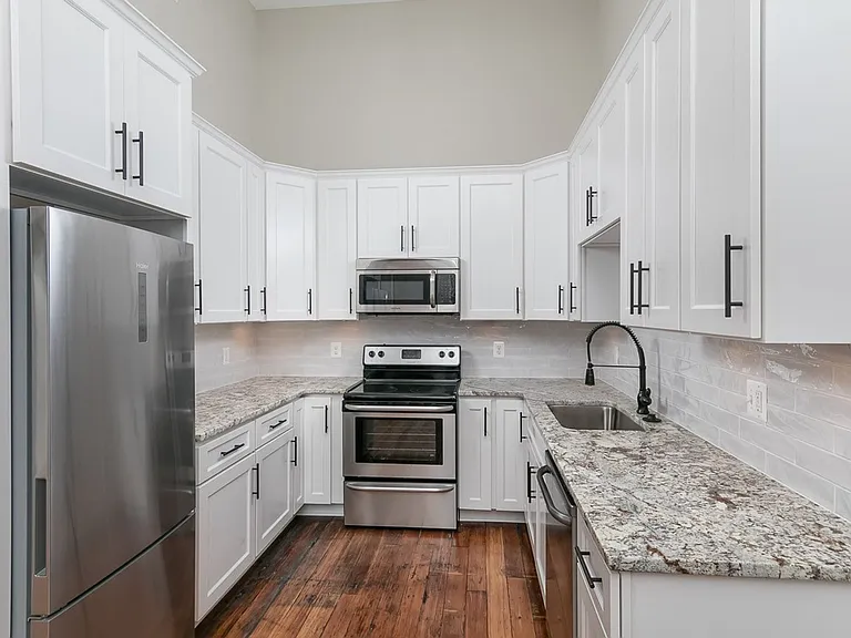 814 Cathedral St — Photo 28