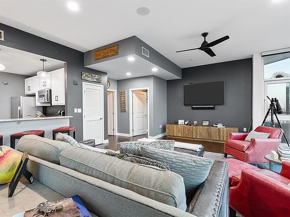 4th image of 500 Throckmorton St APT 2712