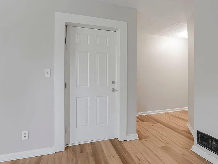 987 Lilley Ave — Photo 7