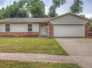 704 W 27th Ct, Sand Springs, OK 74063