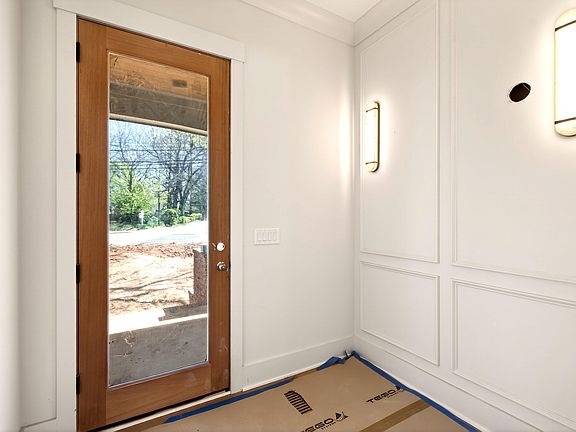 2nd image of 909 Oberlin Rd