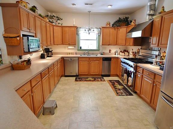 5th image of 776 White Plains Ln