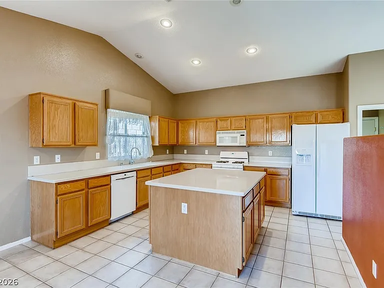 1048 Royal Skyline St — Photo 6
