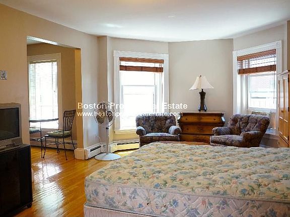 2nd image of 218 Newbury St #4R*