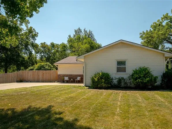 622 E 10th St, Ottawa, KS 66067