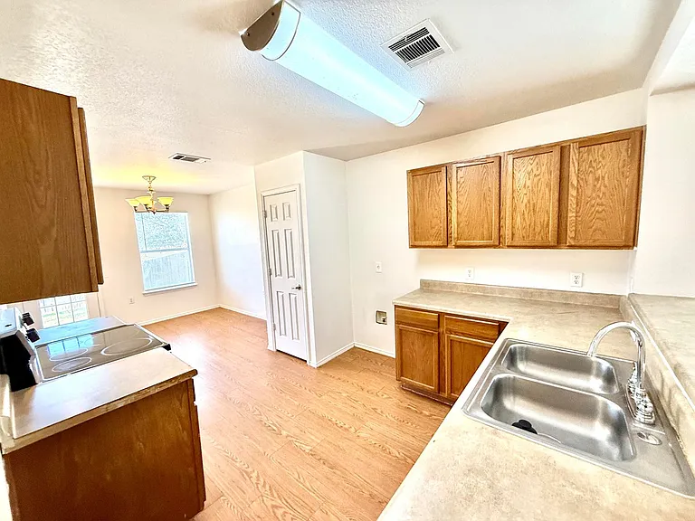 1401 Coriander Dr — Photo 6