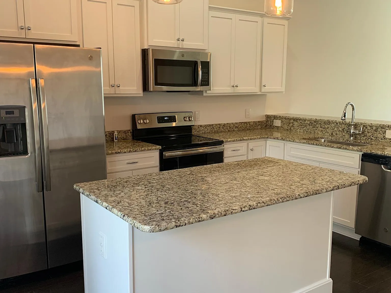 3 bed, 1801 sqft, $2,580 — Photo 2