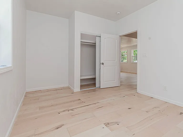 829 Broadway Ave — Photo 23