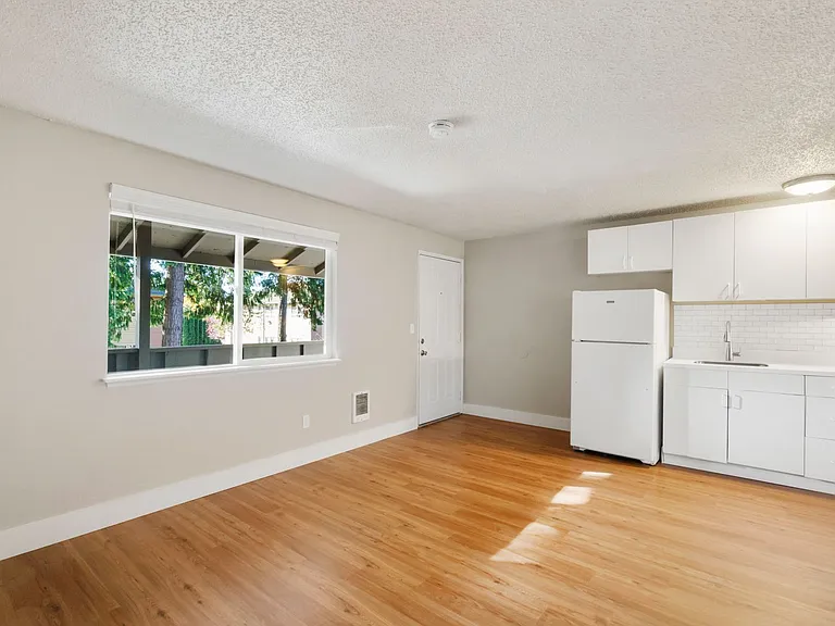Lilly Apartments — Photo 6