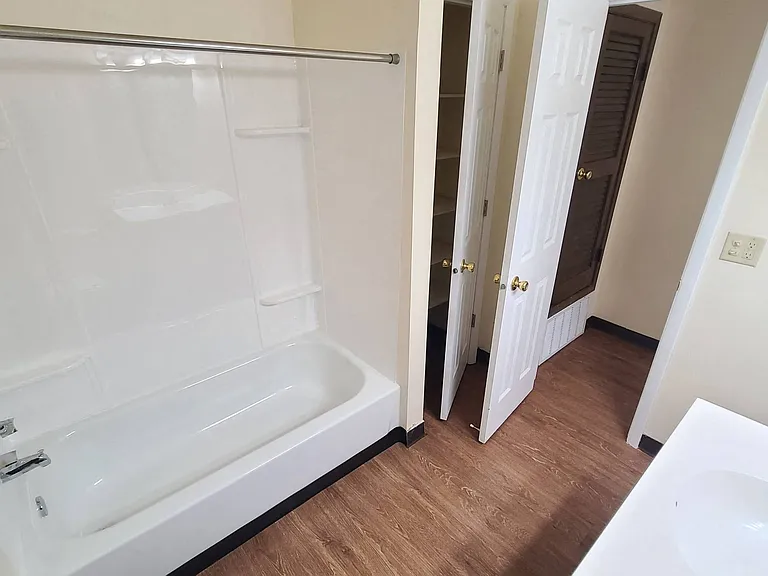 Kimberly Club Apartments — Photo 92