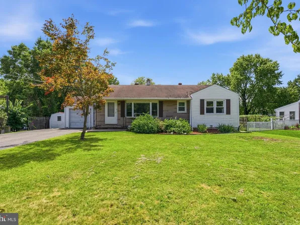 7 W Cherry Ln, Royersford, PA 19468