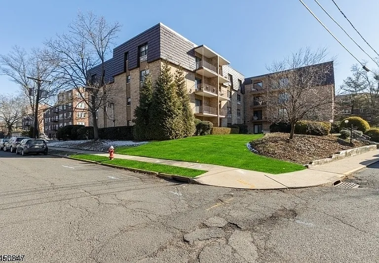 22 Riverside Dr #D10 — Photo 2