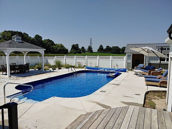 3rd image of 2087 S Croswell Ave