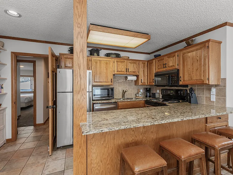 Kitchen | Breakfast Bar for 4