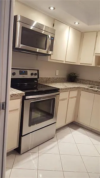 3 bed, 2.0 bath, 1444 sqft, $2,400 — Photo 2