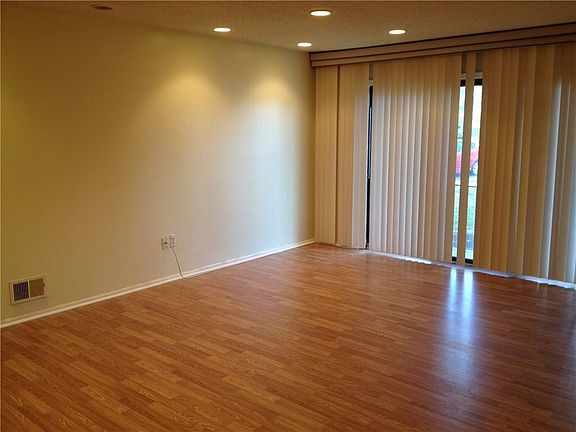 4th image of 434 Danbury Ln #434