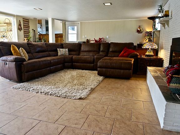 Family Room w/ gas fireplace