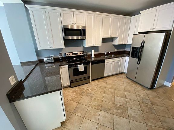 5th image of 913 W Belden Ave #1