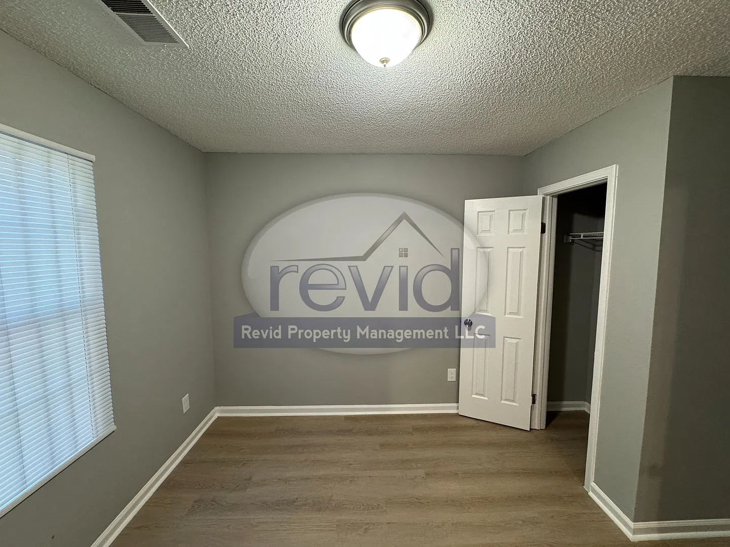 881 Alaska St — Photo 3