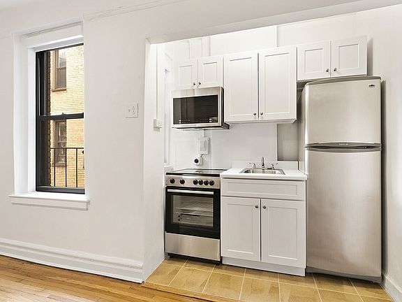 4th image of 225 W 23rd St APT 6F