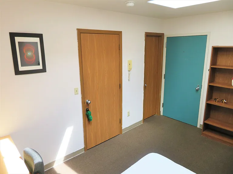 212 E State St — Photo 36