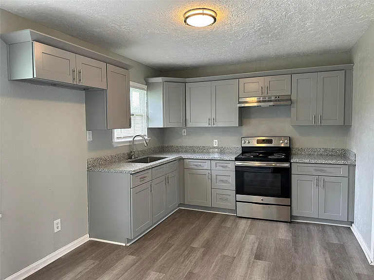 5345 Higgins St — Photo 3
