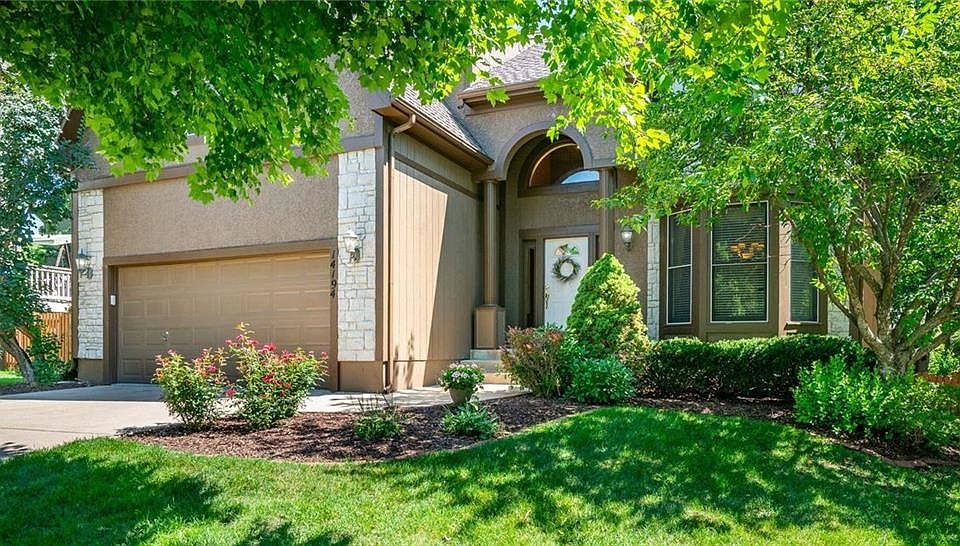 Welcome Home! Cul-de-sac location in popular Heatherstone neighborhood!