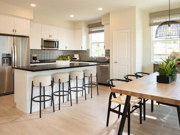 405 Omega Gln, Escondido, CA 92025