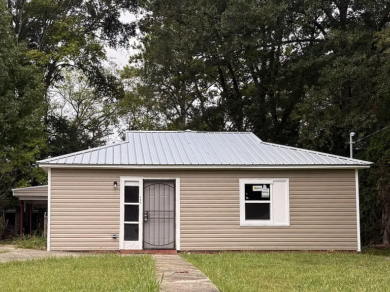 109 Houston Dr — Photo 1